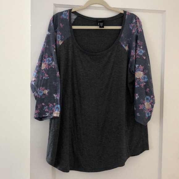 SOLD ✖️Torrid gray with floral sleeve baseball tee - Picture 4 of 6